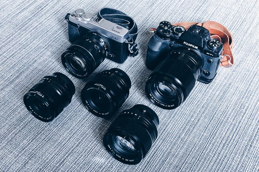 Työvälineenä toimivat kamerat Fuji X-E1 (vas.) objektiivilla 18-55mm/F2.8-4, sekä X-T1 kiikarilla 90mm/F2. Lisäksi edustalla linssit 14mm/F2.8 (vas.), 23mm/F1.4 ja 56mm/F1.2.