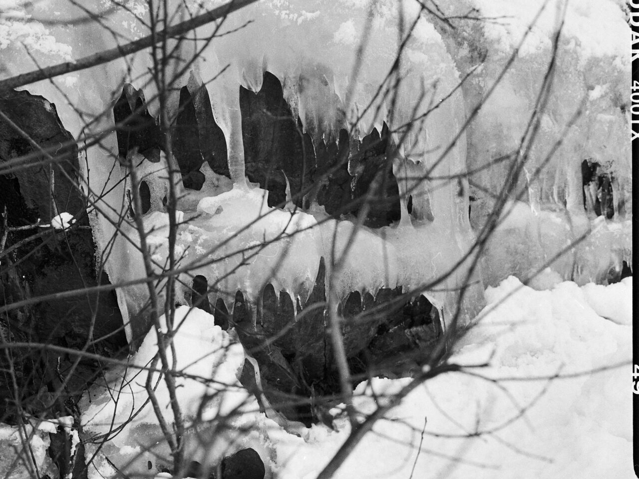 Jääpuikkoja kalliossa (mustavalkokuva, 120 filmi)