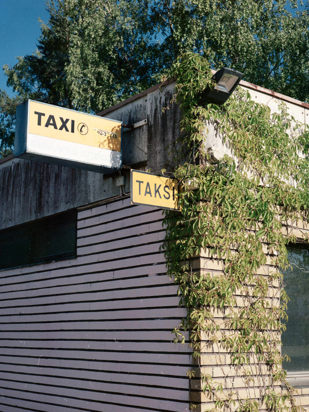 Paraisten taksiasema purkupäivän aattona (värikuva, 120 filmi)