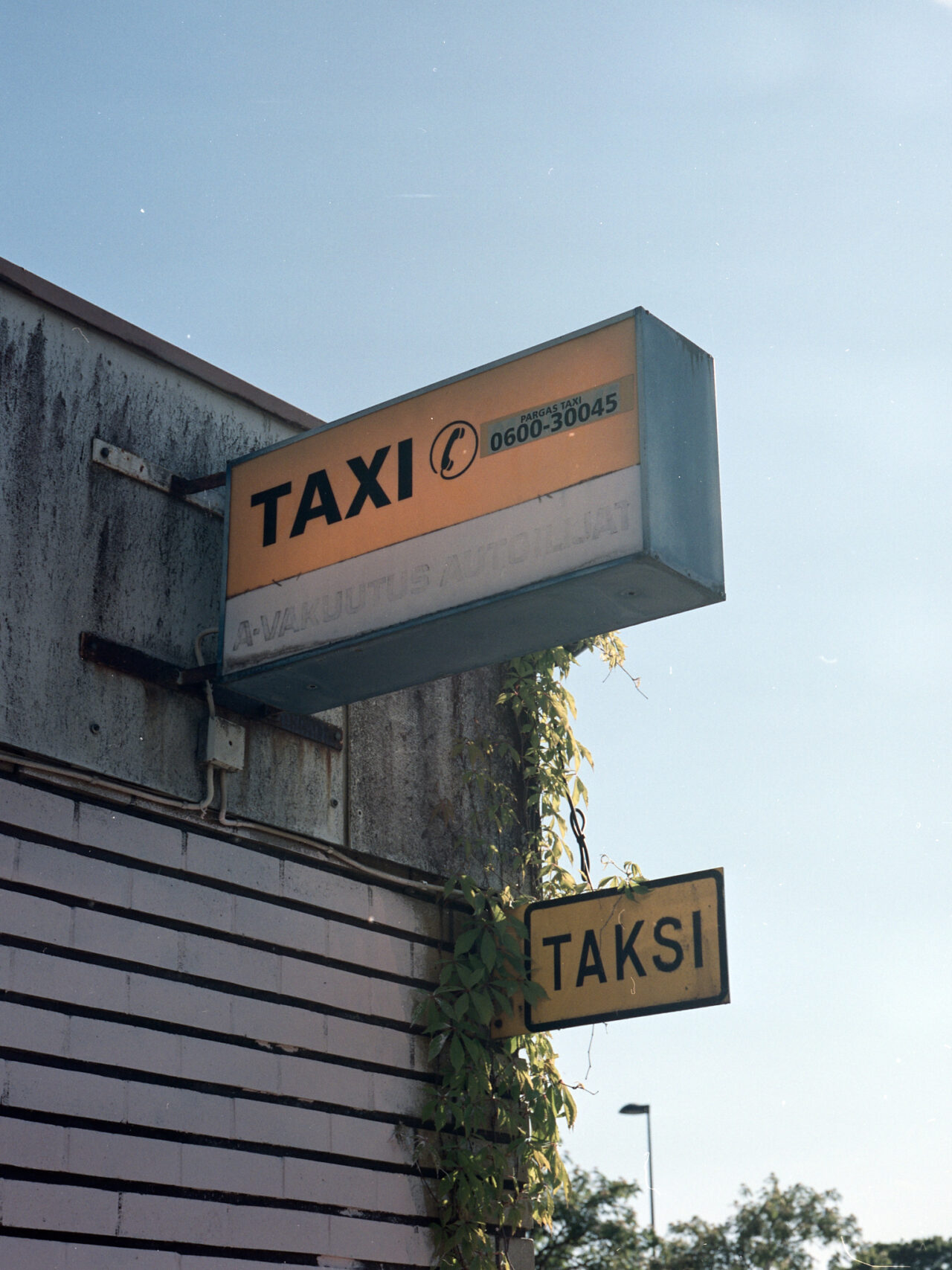 Paraisten taksiasema purkupäivän aattona (värikuva, 120 filmi)